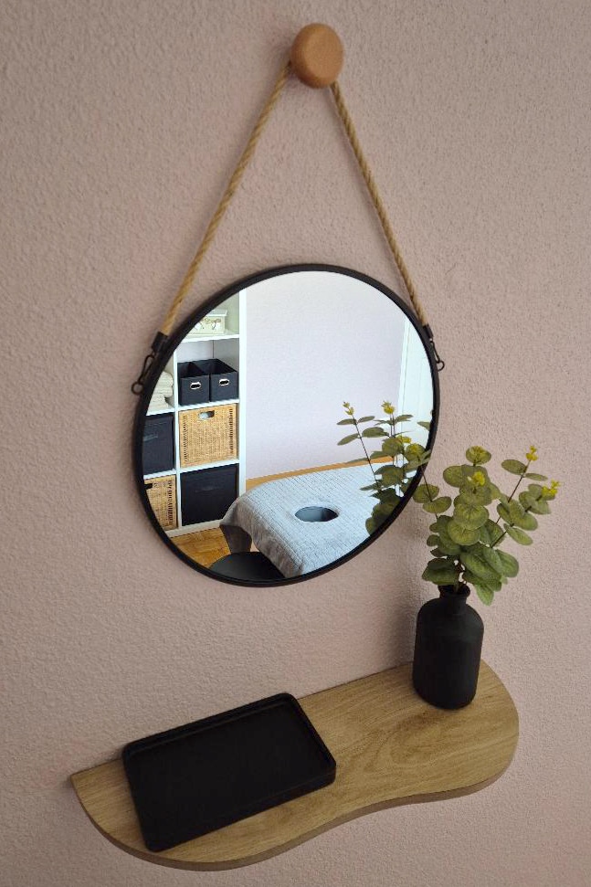 Salle de massage Sencya Beauty Belfort – décoration raffinée avec miroir et fleurs séchées à Petitmagny, près de Belfort, pour une ambiance détente et bien-être.